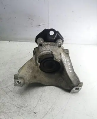 Honda CR-V Engine mount bracket