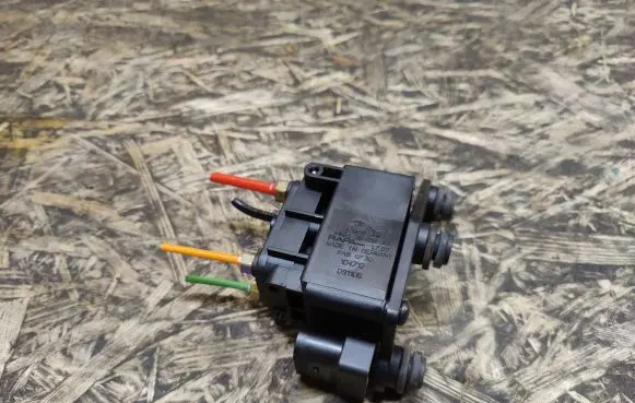 Jaguar XJL Air suspension valve block AW933B486AA