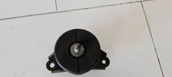Nissan Leaf II (ZE1) Engine mount bracket