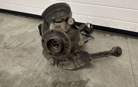 BMW 4 F32 F33 Front wheel hub spindle knuckle 6854727