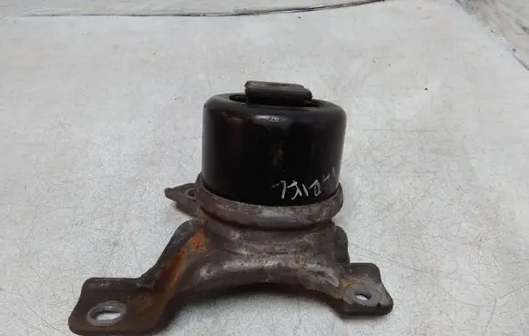 Volvo V70 Engine mount bracket 30636633