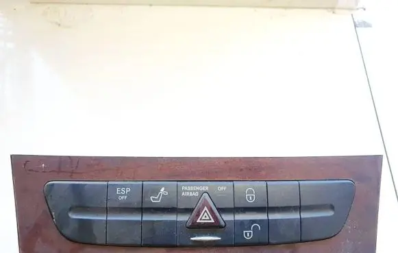 Mercedes-Benz E W211 Hazard light switch a2116800552