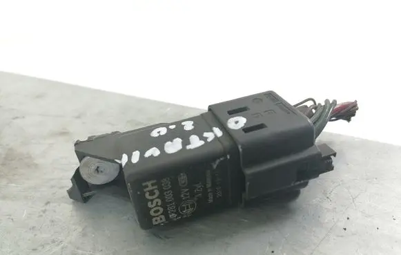 Skoda Octavia Mk2 (1Z) Glow plug pre-heat relay 0281003038