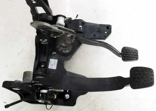 Opel Astra J Pedal assembly 13354331