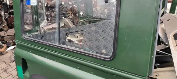 Land Rover Defender Side middle window/glass 