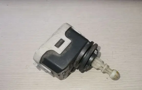 Headlight level adjustment motor