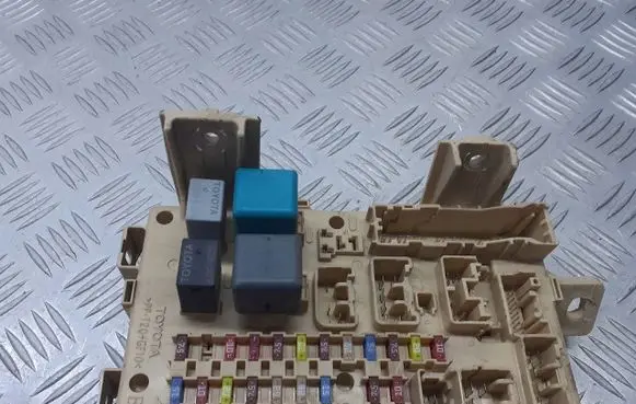 Toyota Avensis T250 Fuse box cover 82641-CA010-F