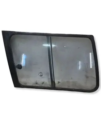 Mitsubishi Pajero Rear side window E643R00033