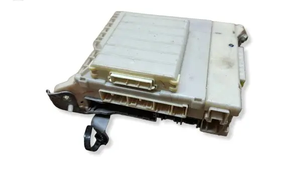 Lexus IS 220D-250-350 Fuse module 8273053020