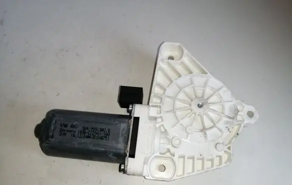 Volkswagen PASSAT B8 Front door window regulator motor 5Q4959802B