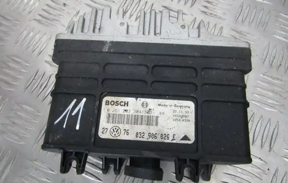 Volkswagen Golf III Engine control unit/module 032906026E 0261203304