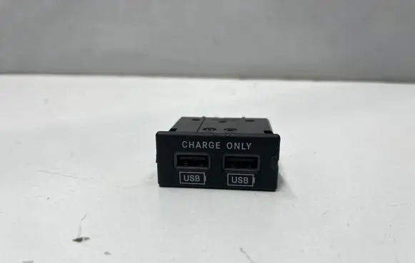 Maserati Levante USB socket connector 670037782