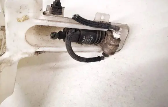 Volkswagen PASSAT B6 Windscreen/windshield washer pump 1k6955651