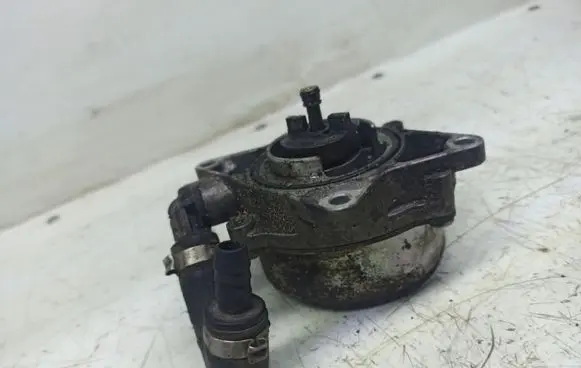 Volkswagen PASSAT B5.5 Vacuum pump