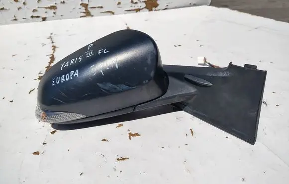 Toyota Yaris Front door electric wing mirror