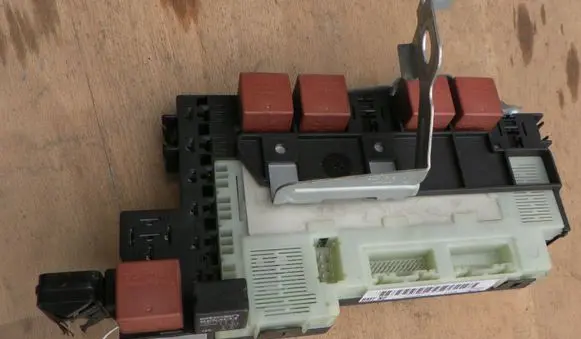 Renault Clio II Fuse module 7700411319C