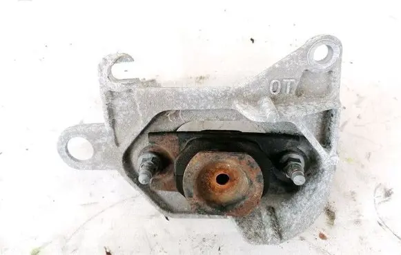 Nissan Qashqai Engine mount bracket