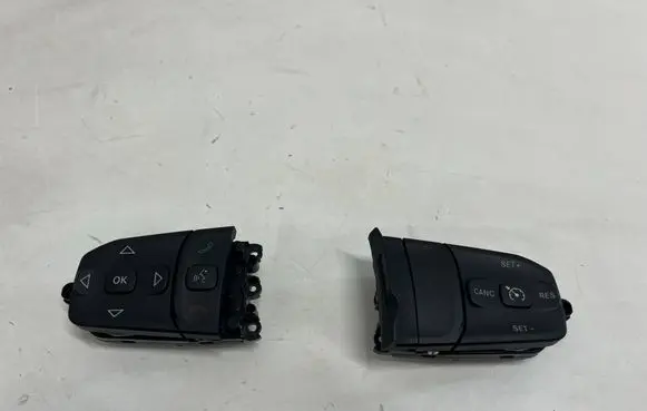 Dodge RAM Steering wheel buttons/switches 68526528AA