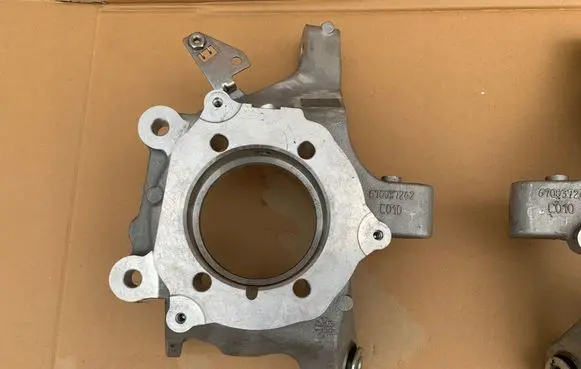 Maserati Levante Rear wheel hub spindle/knuckle 670037242