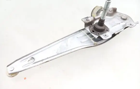 Rear door manual window regulator