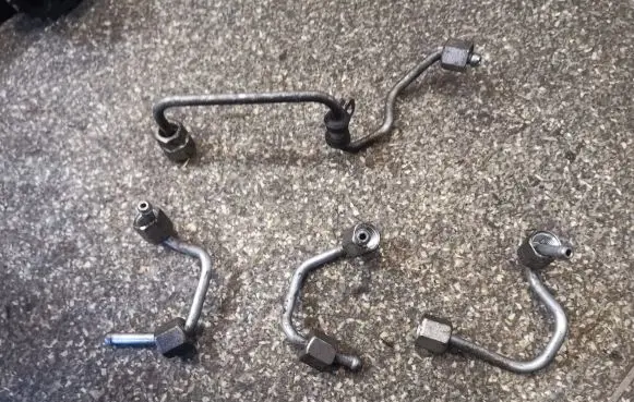 Fuel injector supply line/pipe