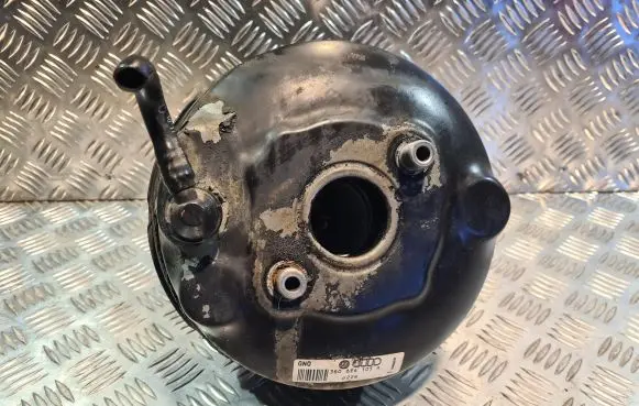 Volkswagen PASSAT B5 Brake booster 3B0614105A