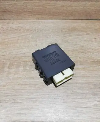 Toyota Avensis T270 Door control unit/module 8597020020