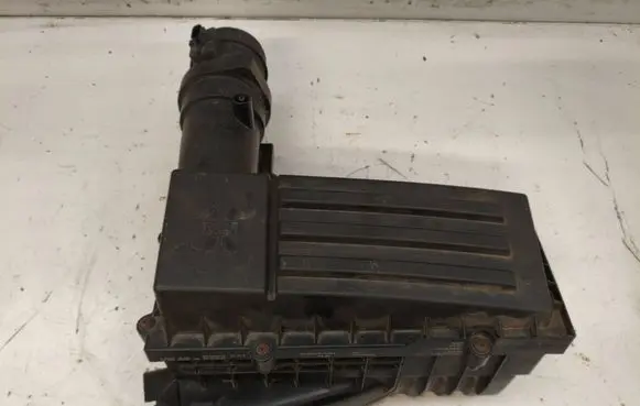 Volkswagen Touran I Air filter box 3C0129607AS