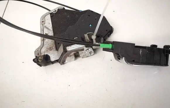 Toyota Avensis T250 Front door lock 