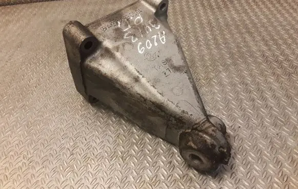 Mercedes-Benz CLK A209 C209 Engine mounting bracket 2712230804 A2712230804