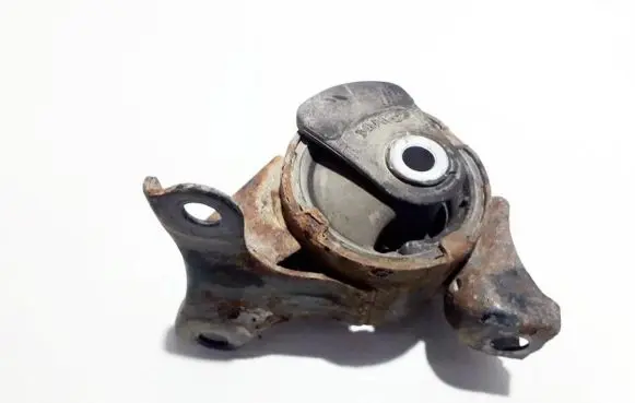 Honda Civic Engine mount bracket