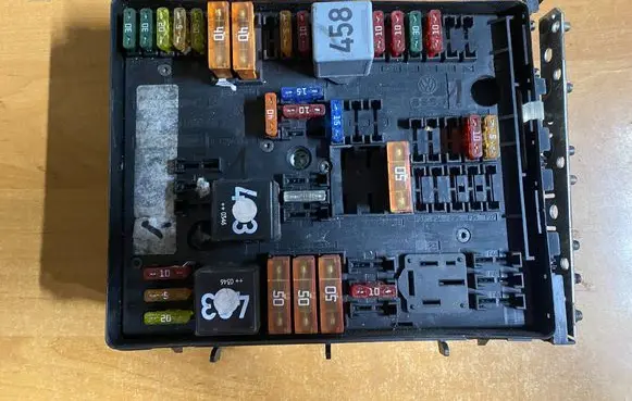 Volkswagen Golf V Fuse module 013949631C 01394932