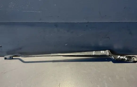 Volkswagen Golf IV Front wiper blade arm 1J1955409A