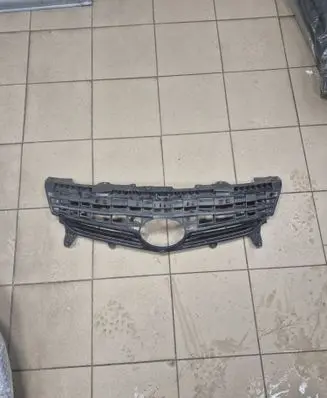 Toyota Prius (XW30) Front bumper upper radiator grill 5311147040