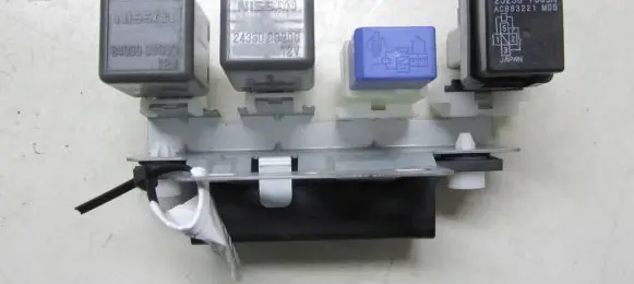 Nissan X-Trail T32 Relay mounting block 0291106