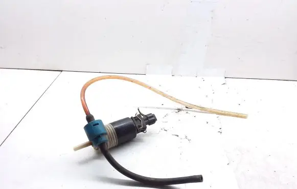 Volkswagen PASSAT B4 Windscreen/windshield washer pump 1H6955651