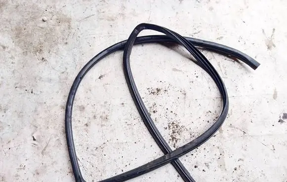 Toyota Corolla Verso AR10 Rubber seal front coupe door 