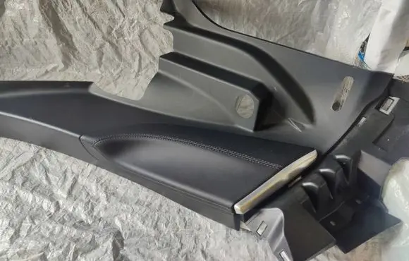 Tesla Model S (C) pillar trim A089335