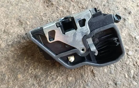 BMW X6 E71 Front door lock 7318416