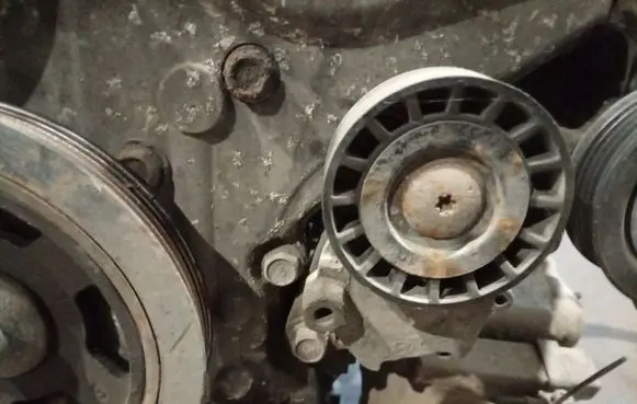 KIA Ceed Generator/alternator belt tensioner