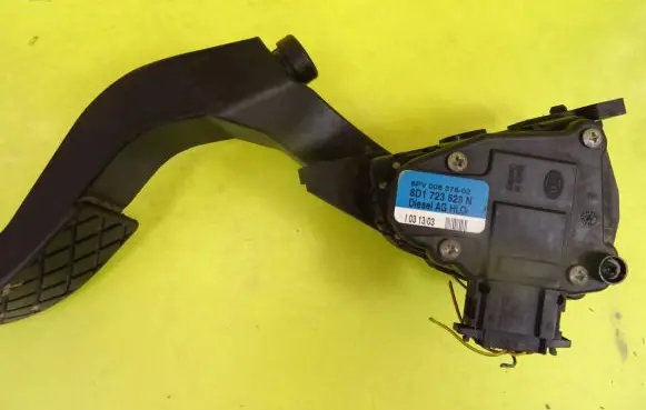 Audi A6 S6 C5 4B Accelerator throttle pedal 8D1723523N