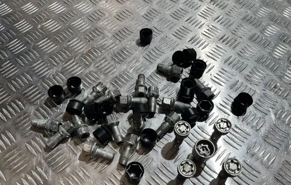 Seat Leon IV Anti-theft wheel nuts and lock VW21955