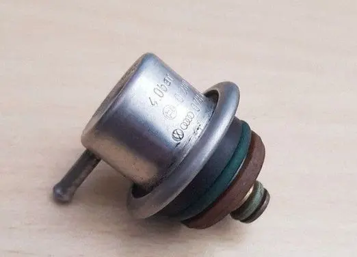 Audi A4 S4 B5 8D Fuel pressure regulator 078133534C