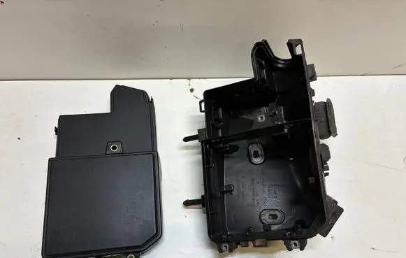 Renault Megane IV Fuse box cover 252361855R 243127929R