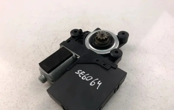 Volvo S40 Front door window regulator motor 979038100