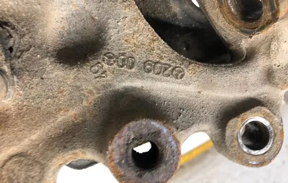 Mercedes-Benz C W203 Front wheel hub spindle knuckle 20900