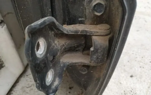 KIA Sorento Rear door lower hinge