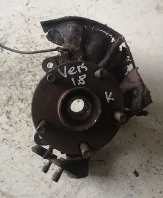 Toyota Corolla Verso AR10 Front wheel hub