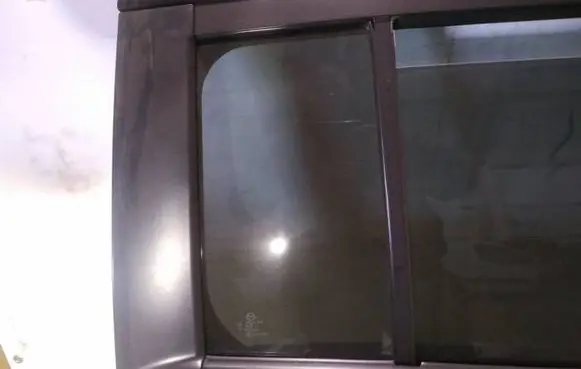 Rear vent window glass