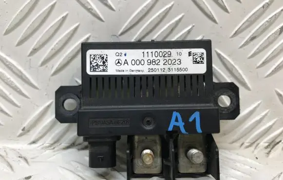 Mercedes-Benz ML W166 Charging relay A0009822023